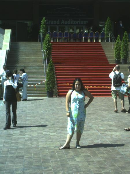 Devant les marches....