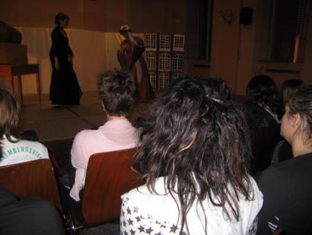 Versailles  --- que me vaut l'honneur de cette rencontre ? ..